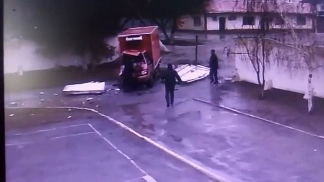 Казахстан, Георгиевка (переименовали в Кордай). Школа №51 грузовик снес ворота. Декабрь 2018. смотреть онлайн