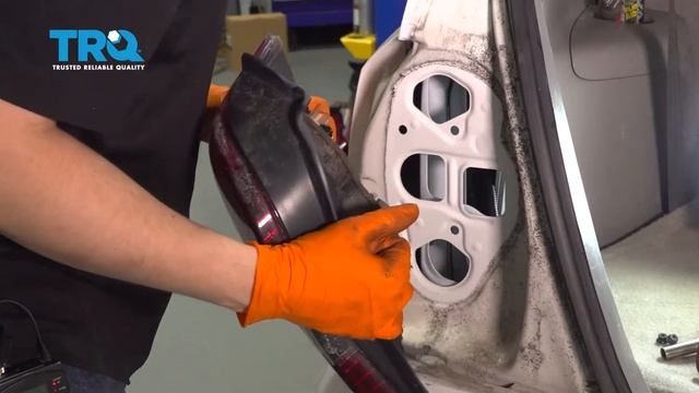 How to Replace Taillight 2001-2007 Toyota Highlander смотреть онлайн