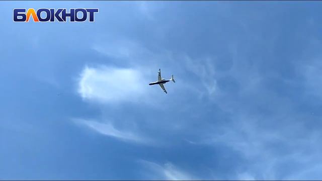 Самолет амфибия Бе 200 проводит тренировки над Цимлянским водохранилищем смотреть онлайн
