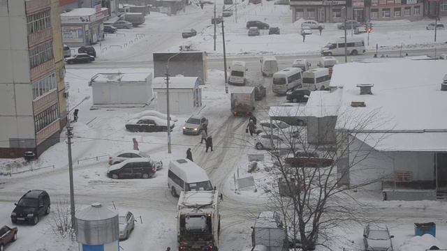 маршрутка № 30 паркуется для простоя во дворе дома (Ладожская 105) смотреть онлайн