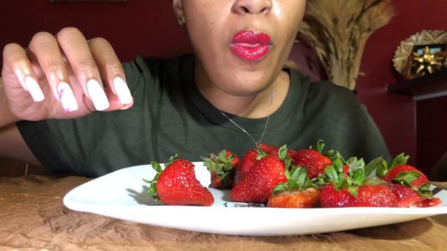 Strawberries 🍓 and whip cream 🍓 😋 смотреть онлайн