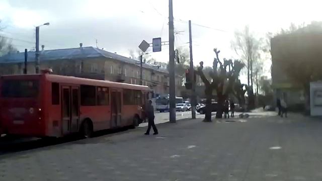 Чувак танцевал у кинотеатра "Дружба" г. Киров. смотреть онлайн