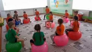 Подвижная игра на фитболах «Зайцы в огороде» в подготовительной к школе группе)