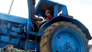 Запуск трактора МТЗ 80 с пускача через электростартер.