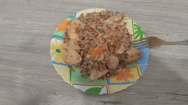 Курица с гречкой.