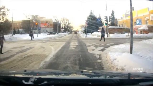 Кошка переходит дорогу по пешеходному перехду смотреть онлайн