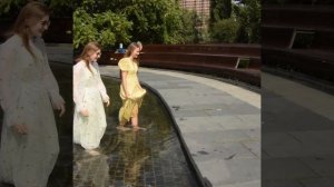 Girls, wet dresses and a puddle fountain! Девушки, мокрые платья и фонтан Лужа !