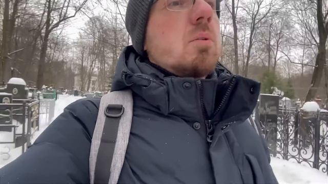 сын Александра Градского на могиле отца с букетом цветов в день памяти / 28.11.2023 Ваганьковское смотреть онлайн