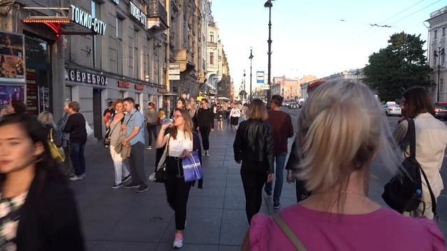 Walking in St Petersburg Russia - Nevsky Prospekt смотреть онлайн