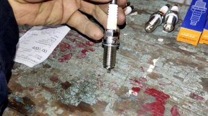 замена свечей Toyota vitz. 2 поколения мотор 1.3. свечи фирмы SAT Китай