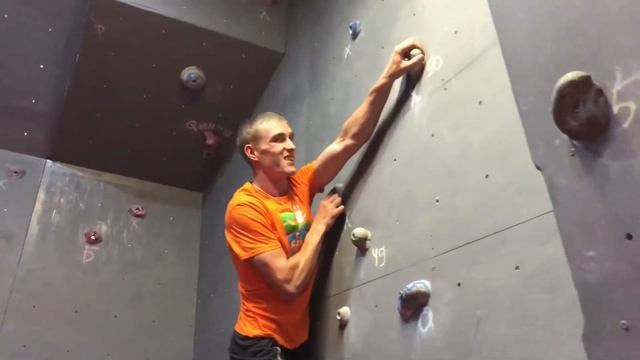 Занятие по скалолазанию на стенках боулдеринг в лагере Горная семейка смотреть онлайн