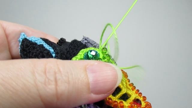 Как расшиваю бисером вязаные крючком элементы на поверхности сумки смотреть онлайн