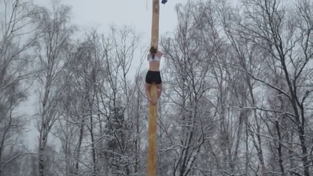 Бакшевская Масленица 2012 Девушка взбирается на столб смотреть онлайн