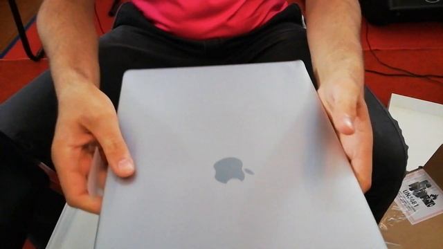 Unboxing MacBook Pro 15-inch「equipped with Radeon Pro Vega 20」 смотреть онлайн