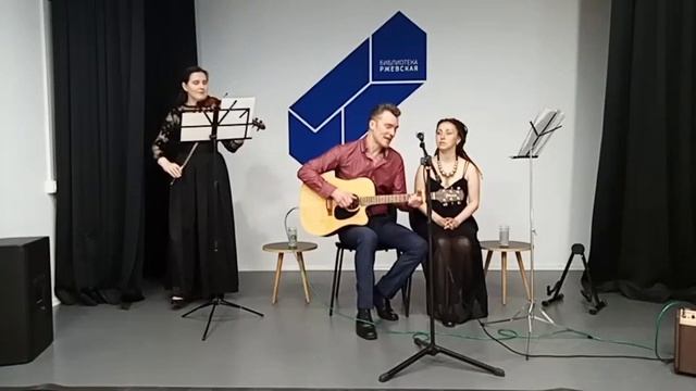 Музыкант играл на скрипке смотреть онлайн