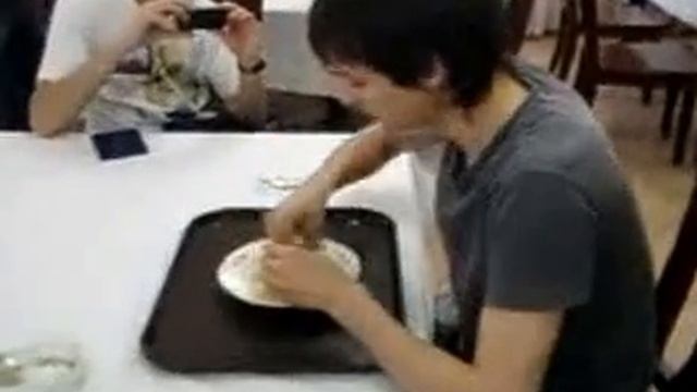 Парень ест суп руками / Russian Hungry Students