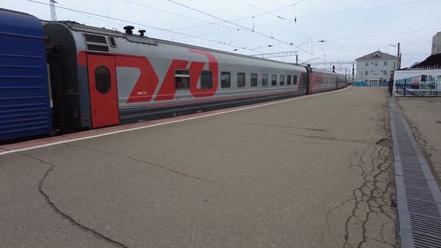 Электровоз ЭП2К-392 с поездом №15 Архангельск-Москва прибывает на станцию Ярославль-Главный смотреть онлайн