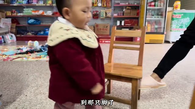 小语得姑妈喂菜好开心，跟姑妈比赛劈叉，不服输的小语越劈越来劲 смотреть онлайн