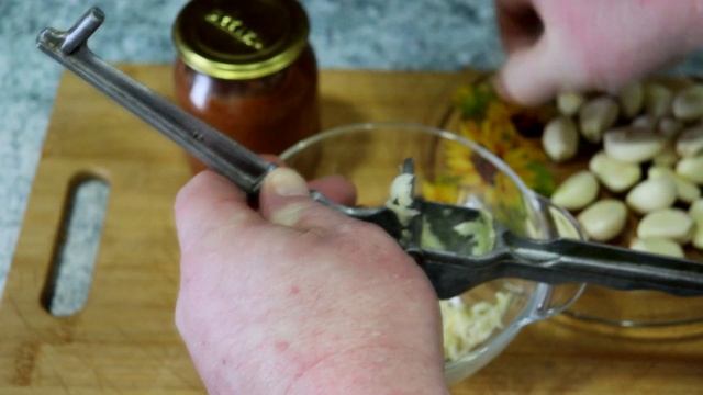 Щечки свиные в луковой шелухе с чесноком и аджикой Щековина по Зауральски смотреть онлайн