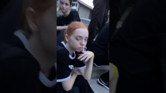 девки красуются на камеру