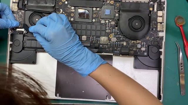 MacBook Pro 2013 15 A1398 バッテリー交換修理