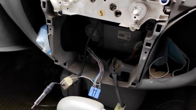 Замена штатной магнитолы Toyota Platz | KENWOOD KMM-BT305 смотреть онлайн