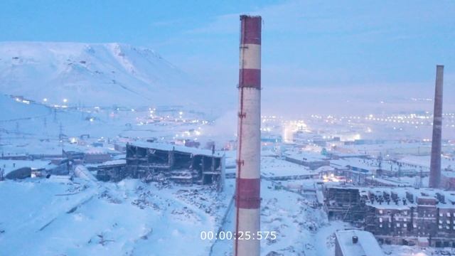 Площадку никелевого завода освободили от двух дымовых труб, обрушив их смотреть онлайн