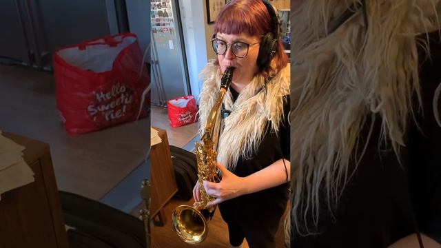 27/09/20 messing with Elvis Presley Hounddog (tenor sax) смотреть онлайн