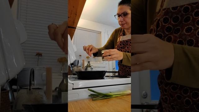 (Live Cooking Challenge) - What's in the Fridge? смотреть онлайн