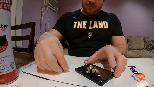 Data Recovery SEAGATE ST2000LM007 Heads Insertion Educational Video смотреть онлайн