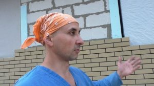 Узел теплого монтажа окон. Промежуточный этап кладки облицовочного кирпича.