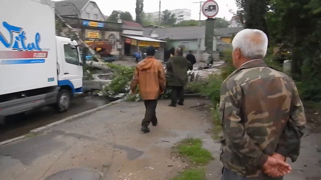 2 ПОСЛЕДСТВИЯ УРАГАНА. УПАЛО ДЕРЕВО. КИШИНЁВ смотреть онлайн