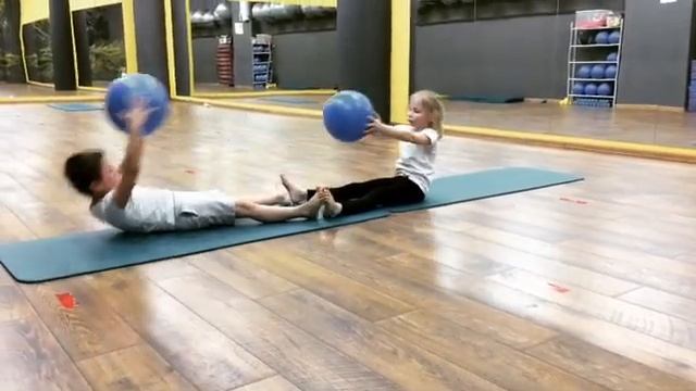 Качаем пресс в паре. смотреть онлайн