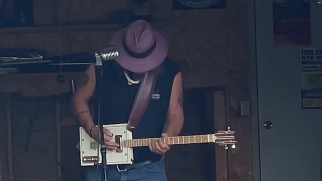 Roadhouse Blues 3 String Cigar Box Guitar Testing the FOH for an Upcoming Gig Headrush Gigboard ton смотреть онлайн
