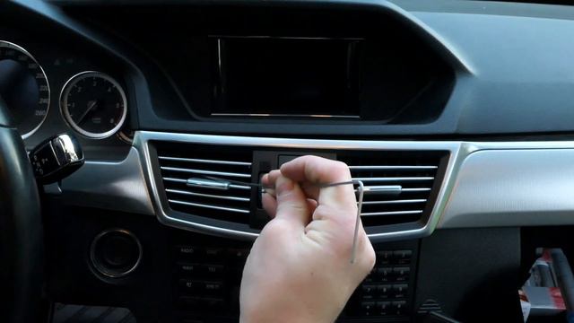 Mercedes W212 | How To Remove Front Air Vents смотреть онлайн