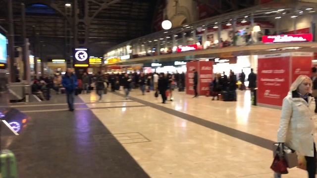 Milan train station platforms. Italy/Платформы железнодорожного вокзала Милана. Италия смотреть онлайн