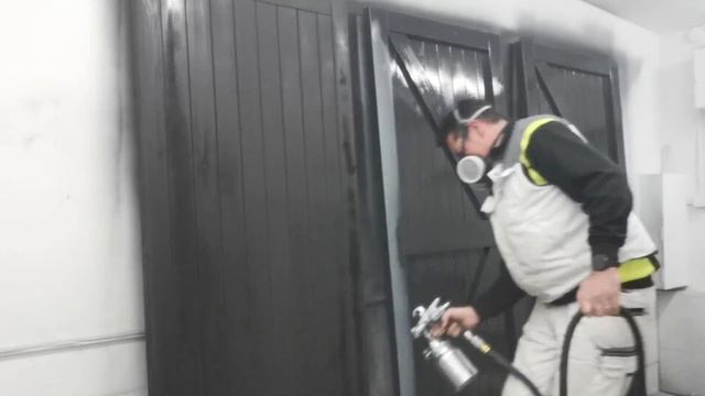 Painting three Ledge & Brace doors with a WAGNER FineCoat 9900 Plus HVLP paint sprayer смотреть онлайн