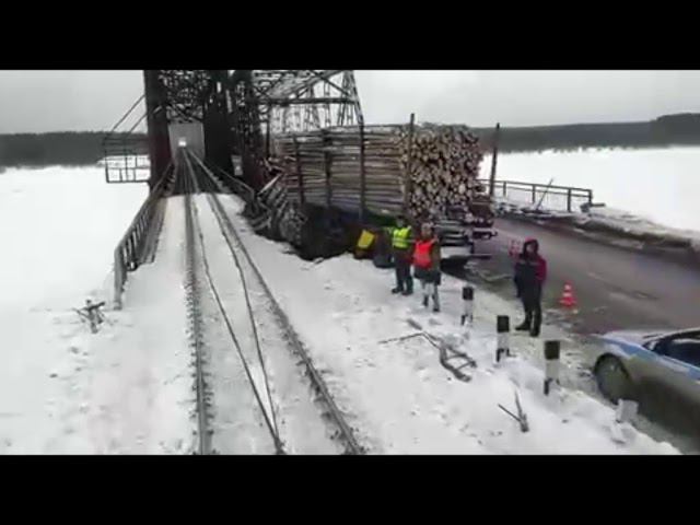 В Коми на мосту перевернулся лесовоз смотреть онлайн