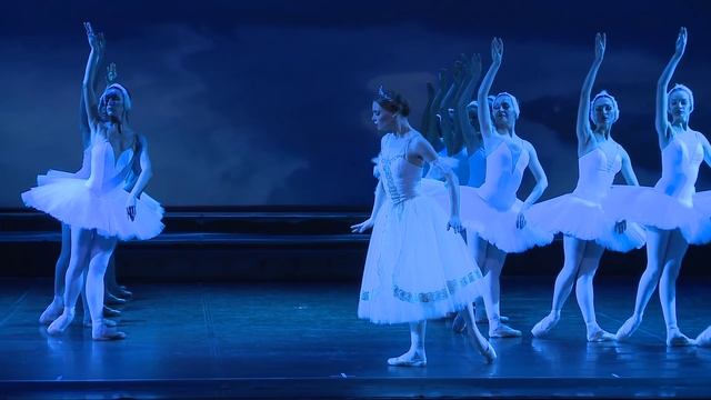 "Бал Сказок". Антре лебедей и вальс из балета «Лебединое озеро» смотреть онлайн