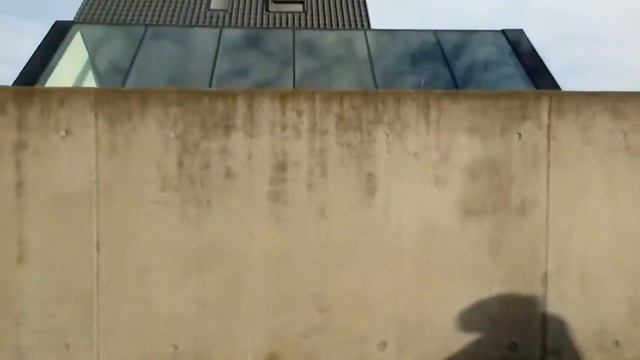 Бетонный забор с стеклянным окном, бассейн в Германии . смотреть онлайн