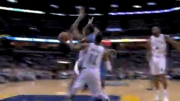 Gilbert Arenas finds Dwight Howard in the paint for the two-handed jam