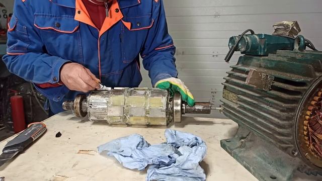 Генератор из асинхронного двигателя 7,5 кВт, приклеиваю магниты, усиливаю стеклотканью. смотреть онлайн