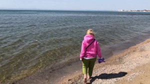 Первый раз после зимы залезла в море.