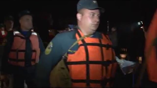 Строителей дамбы на главной набережной Хабаровска кормят гречкой с мясом .Полевые кухни...