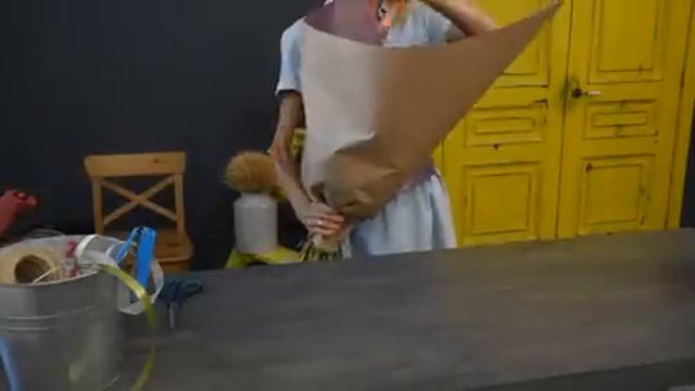 Упаковка букета. 10 способов упаковать цветы в крафт-бумагу. 10 ways to pack a bouquet in craft. смотреть онлайн