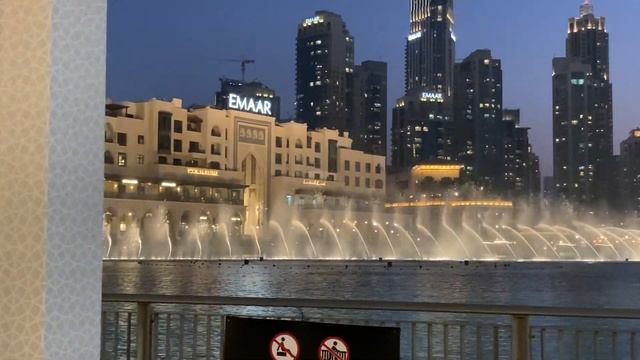 UAE. Dubai Mall. Поющие фонтаны в торговом центре Дубай Мол. смотреть онлайн