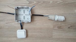 Подключение одноклавишного выключателя в цепь питания лампочки