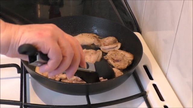 Потрясающее горячее блюдо для ужина! Рис с овощами и курицей в сковороде. смотреть онлайн