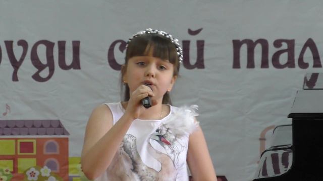 Демьянова Николь. Музыка и слова Ермолова "Лунатики" смотреть онлайн