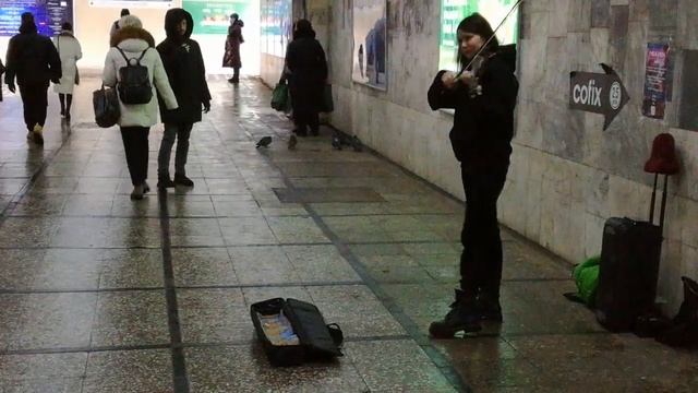 Скрипачка в подземном переходе на станции метро площадь Якуба Коласа минского метрополитена смотреть онлайн